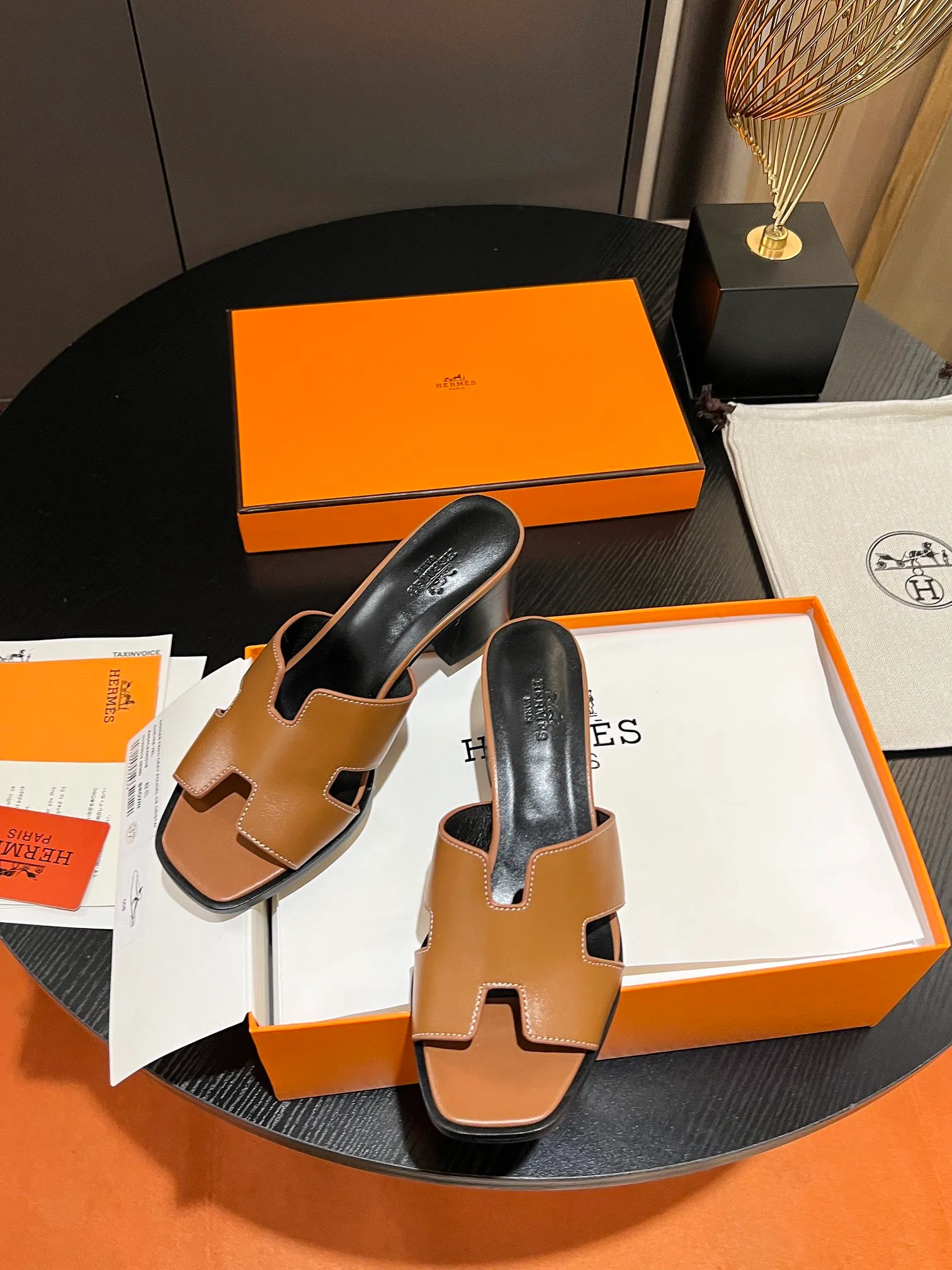 👟👟Ex-factory price 560👟👟 💋HERMES, thick heel series H slides, great looking on the feet! Original replica, synchronized at the counter. Upper material: advanced custom-made first-layer palm-print cowhide, inner padding sheepskin, and Italian genuine leather outsole. Multiple color options! Code number: 34-43 (34 41 42 43 is not returnable or exchangeable if customized)